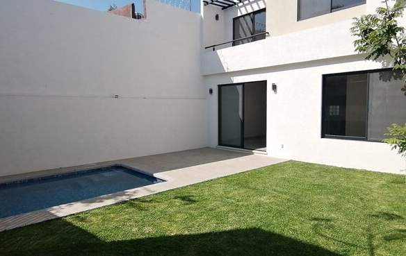 Venta de casa sola con alberca propia en Morelos