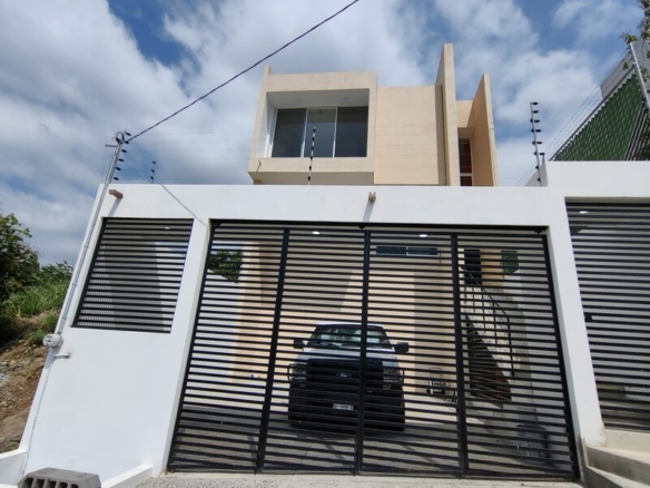 Venta de Casa Sola con Alberca al Norte de Curenavaca