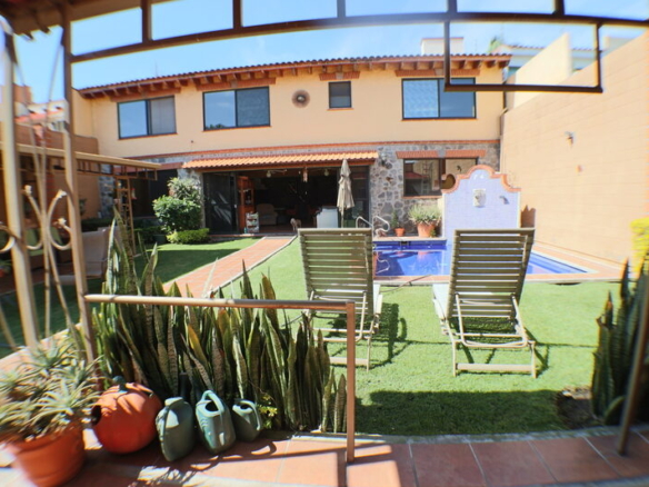 Venta de casa sola con alberca propia en Cuernavaca con vigilancia