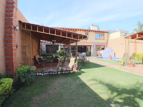 Venta de casa sola con alberca propia en Cuernavaca con vigilancia
