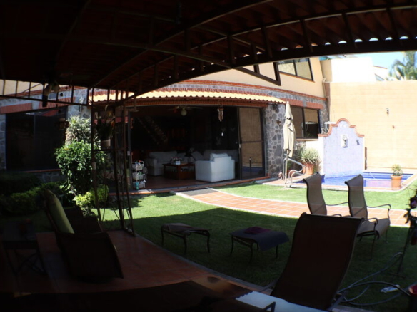 Venta de casa sola con alberca propia en Cuernavaca con vigilancia