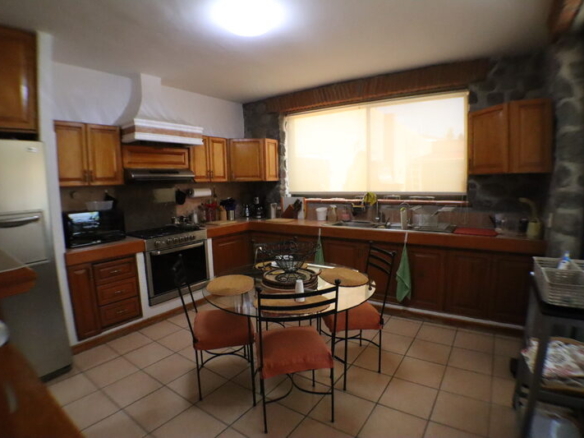 Venta de casa sola con alberca propia en Cuernavaca con vigilancia