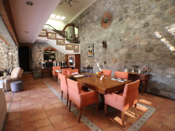 Venta de casa sola con alberca propia en Cuernavaca con vigilancia