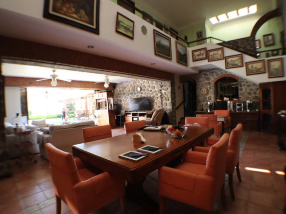 Venta de casa sola con alberca propia en Cuernavaca con vigilancia