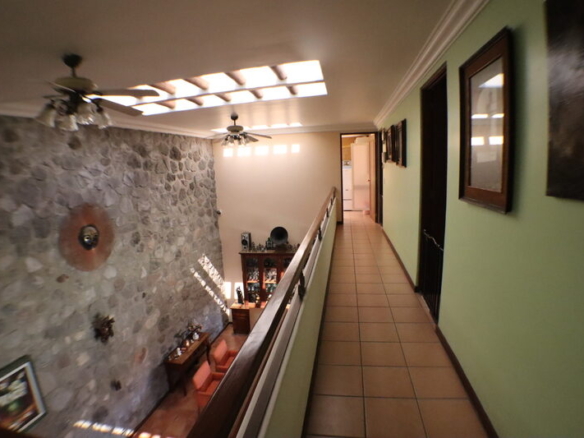 Venta de casa sola con alberca propia en Cuernavaca con vigilancia