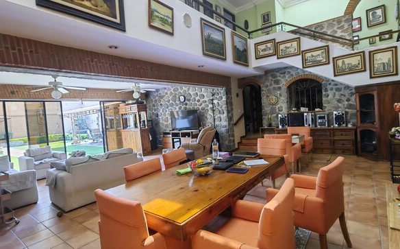 Venta de casa sola con alberca en Morelos