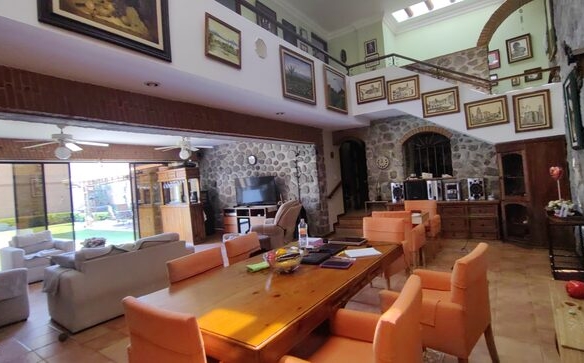 Venta de casa sola con alberca en Morelos