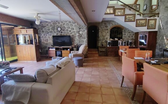 Venta de casa sola con alberca en Morelos