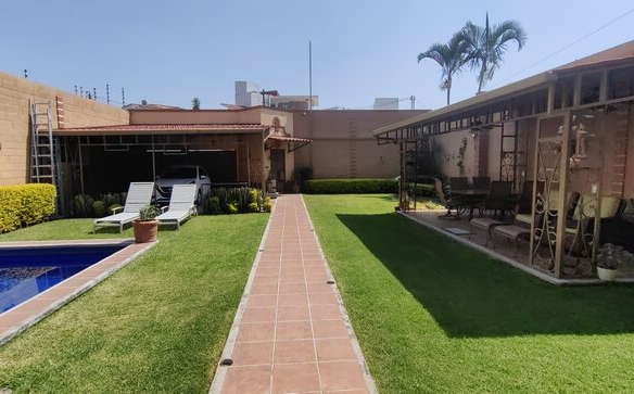 Venta de casa sola con alberca en Morelos