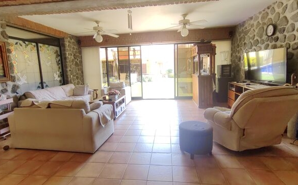 Venta de casa sola con alberca en Morelos