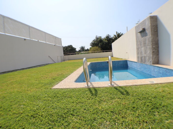 Venta de casa sola con alberca en fraccionamiento al sur de Morelos