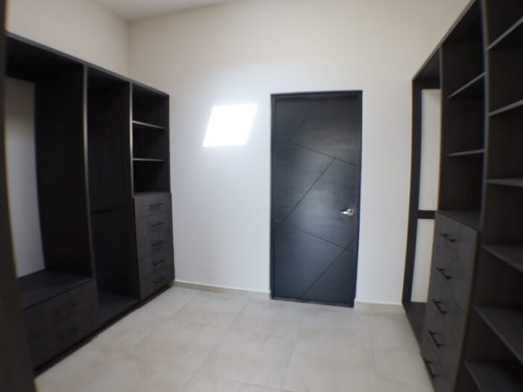Venta de casa sola con alberca en fraccionamiento al sur de Morelos