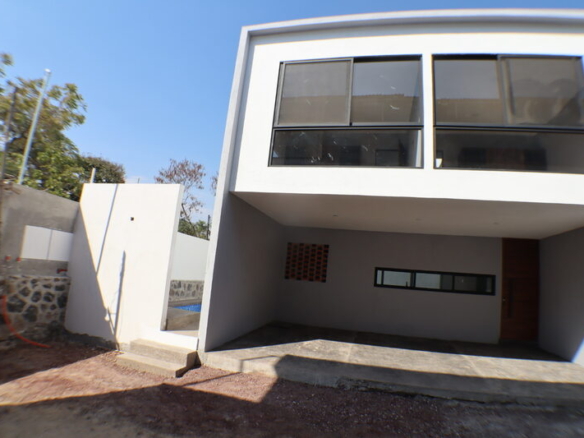 Venta de casa sola con alberca propia al sur de Morelos