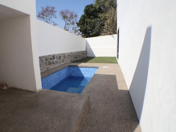 Venta de casa sola con alberca propia al sur de Morelos