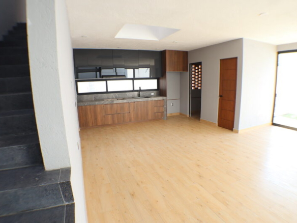 Venta de casa sola con alberca propia al sur de Morelos