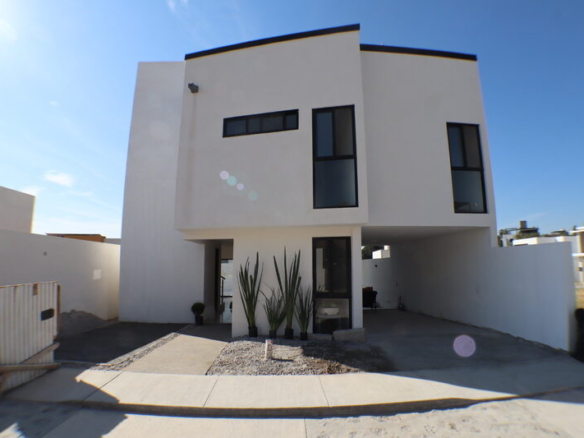 venta de casa sola con alberca propia en fraccionamiento al norte de Cuernavaca
