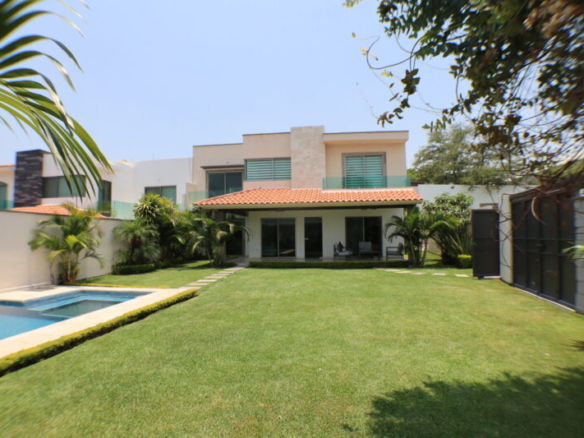 Venta de casa sola con alberca propia al sur de Morelos