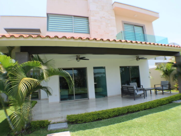 Venta de casa con alberca propia al sur de morelos con vigilancia