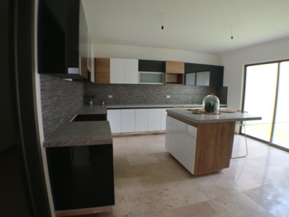 Venta de casa con alberca propia a 5 minutos del centro de Jiutepec, Morelos