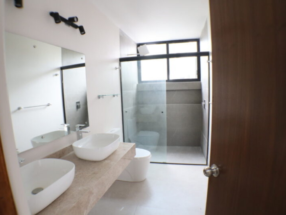 Venta de casa sola en privada con control de acceso en Cuernavaca