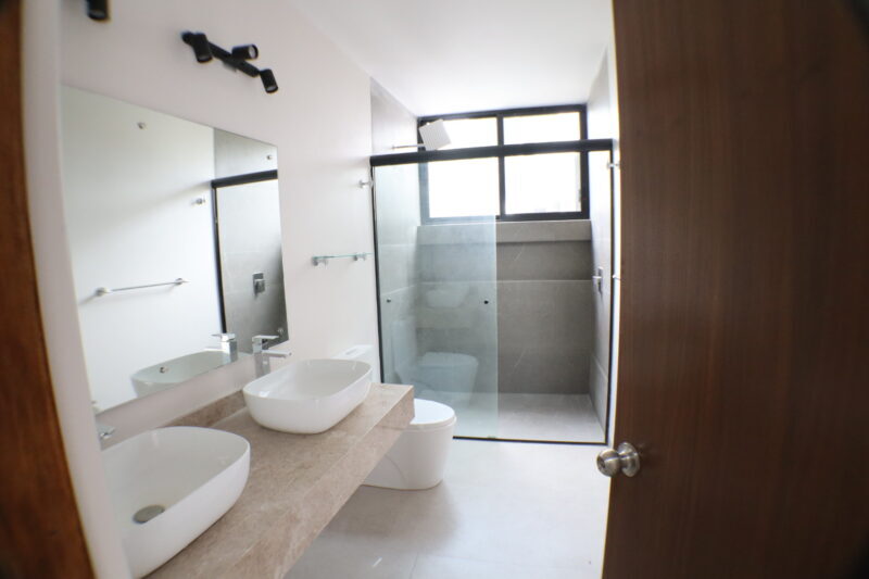 Venta de casa sola en privada con control de acceso en Cuernavaca
