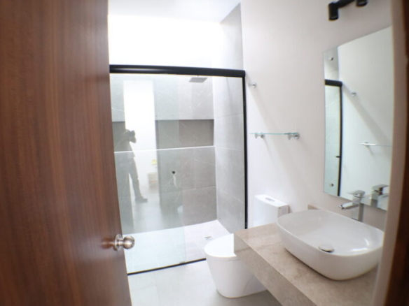 Venta de casa sola en privada con control de acceso en Cuernavaca