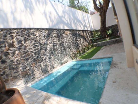Venta de casa sola en privada con control de acceso en Cuernavaca