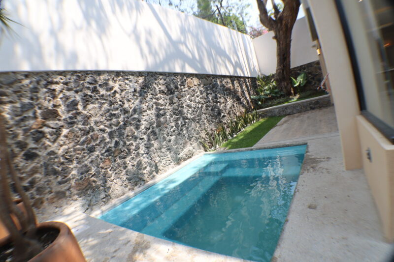 Venta de casa sola en privada con control de acceso en Cuernavaca