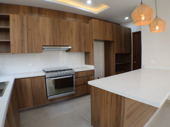 Venta de casa sola en privada con control de acceso en Cuernavaca