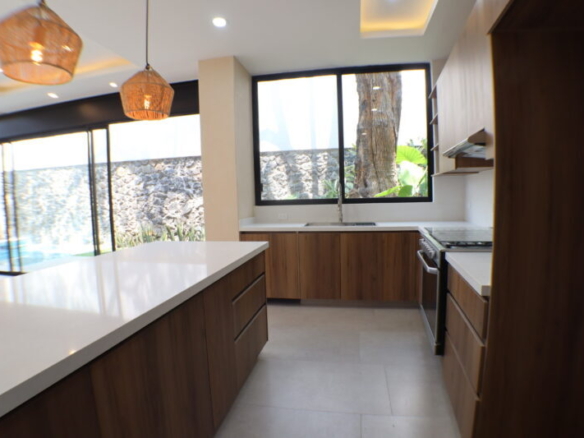 Venta de casa sola en privada con control de acceso en Cuernavaca