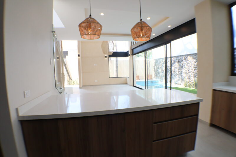 Venta de casa sola en privada con control de acceso en Cuernavaca