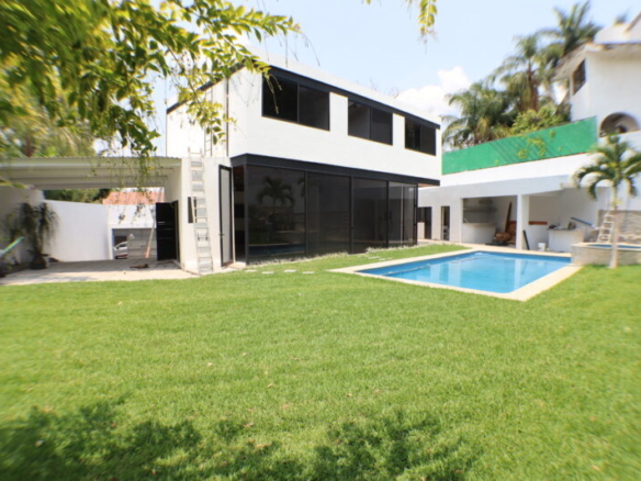 Venta de casa sola con alberca en fraccionamiento Sumiya en Cuernavaca
