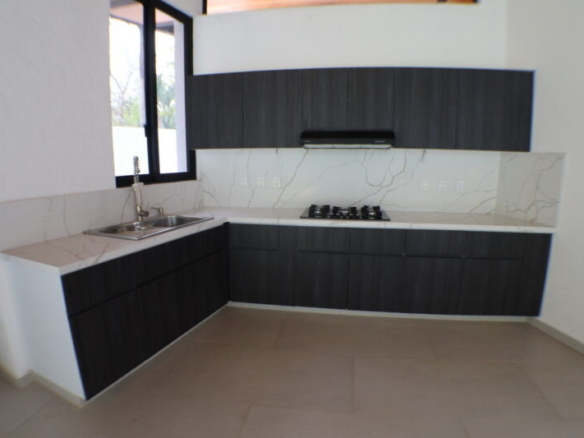 Venta de casa sola con alberca en fraccionamiento Sumiya en Cuernavaca
