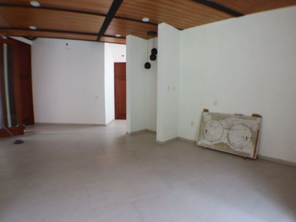 Venta de casa sola con alberca en fraccionamiento Sumiya en Cuernavaca
