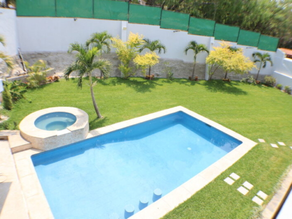 Venta de casa sola con alberca en fraccionamiento Sumiya en Cuernavaca