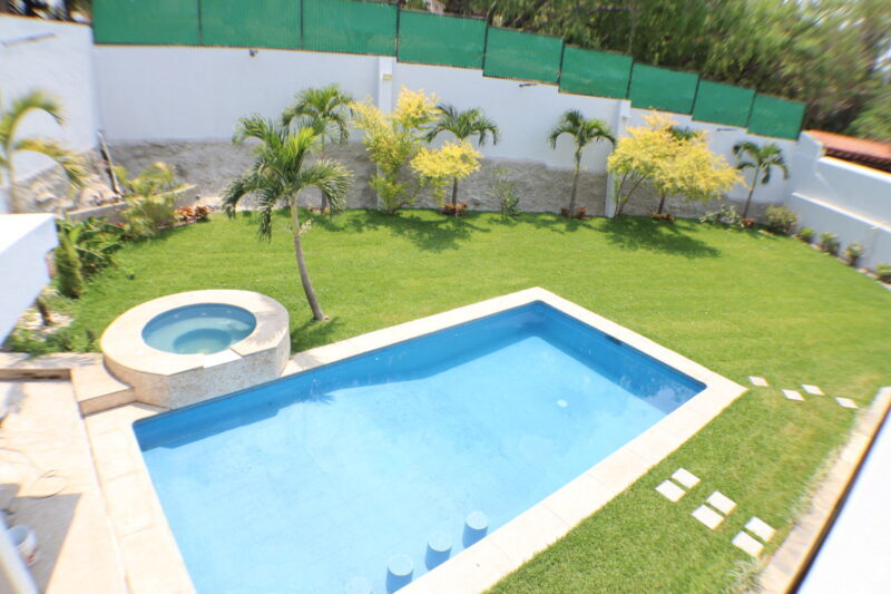 Venta de casa sola con alberca en fraccionamiento Sumiya en Cuernavaca