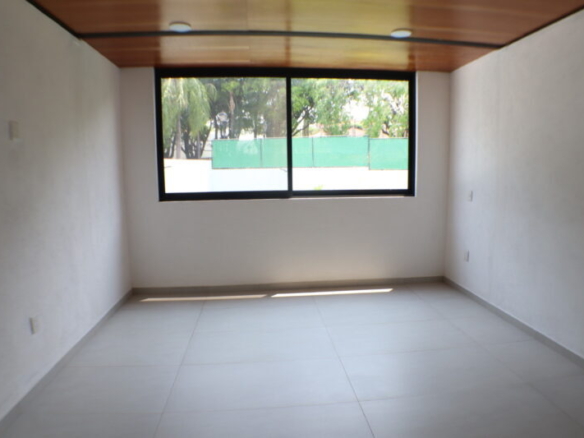 Venta de casa sola con alberca en fraccionamiento Sumiya en Cuernavaca