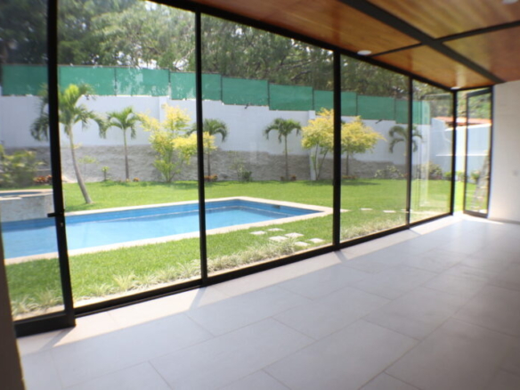 Venta de casa sola con alberca en fraccionamiento Sumiya en Cuernavaca