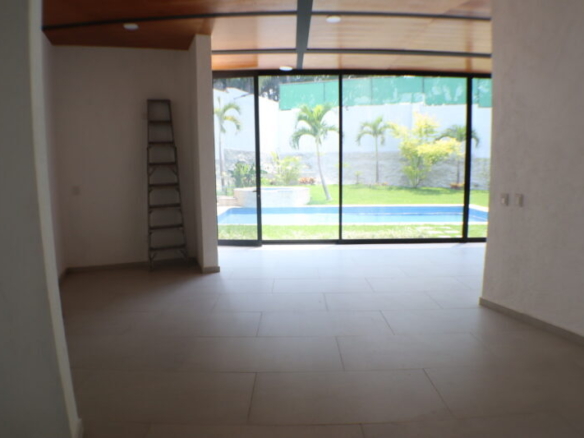 Venta de casa sola con alberca en fraccionamiento Sumiya en Cuernavaca