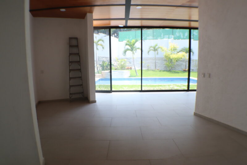 Venta de casa sola con alberca en fraccionamiento Sumiya en Cuernavaca
