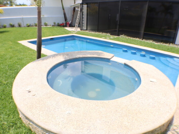 Venta de casa sola con alberca en fraccionamiento Sumiya en Cuernavaca