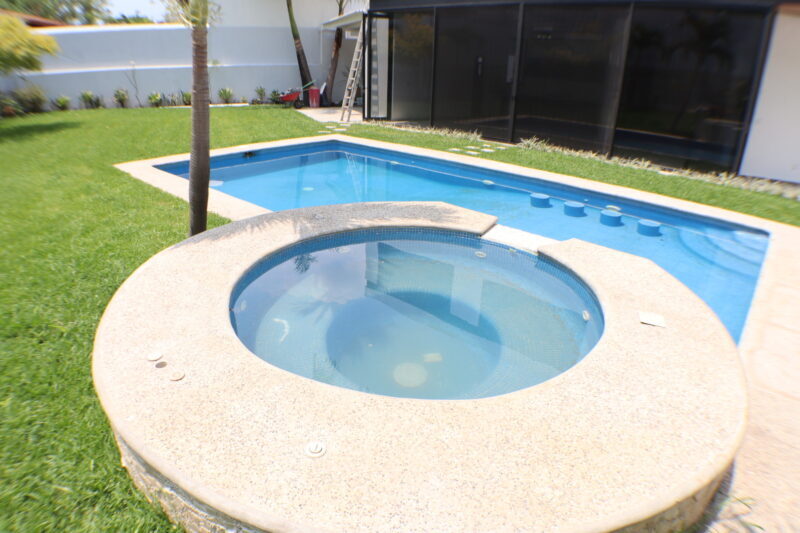 Venta de casa sola con alberca en fraccionamiento Sumiya en Cuernavaca