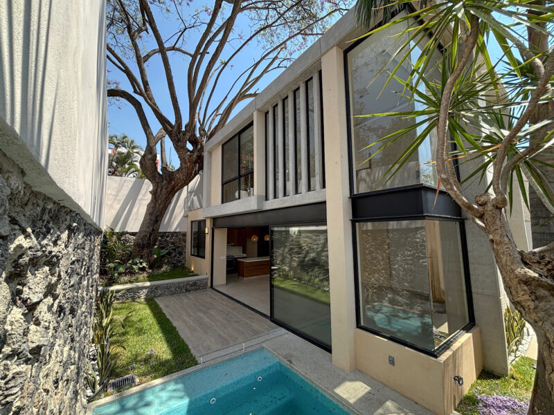 Venta de casa sola en privada con control de acceso en Cuernavaca
