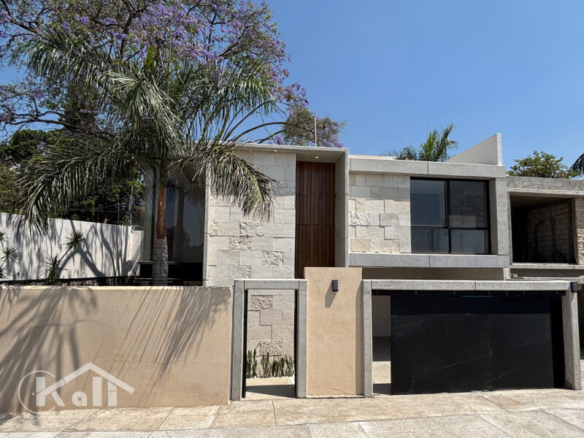 Venta de casa sola en privada con control de acceso en Cuernavaca